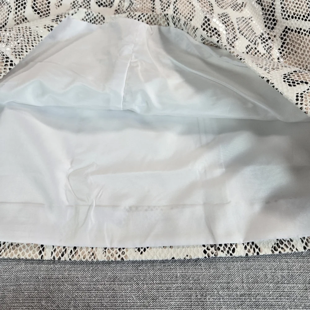 Fate Womens Small High Rise Mini Skirt Ivory Snakeskin Design EUC Sexy Classic